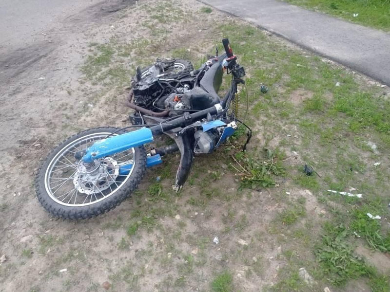 В Комаричах минивэн снес 13-летнего мотоциклиста, выехавшего покататься без разрешения родителей