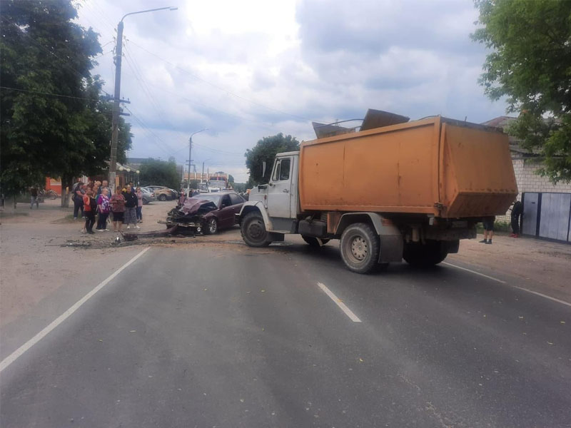 В Климово КамАЗ не пропустил иномарку, водитель легковушки госпитализирован