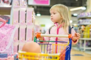 Россияне стали чаще покупать детские товары с рук и в несезон — Price.ru