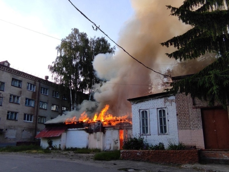 В центре Брянска пожарные тушили гаражи во дворе строительного колледжа