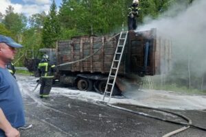 «Выпрыгивали из мусоровоза на ходу»: в Дятьковском районе во время рейса сгорел КамАЗ-мусоровоз
