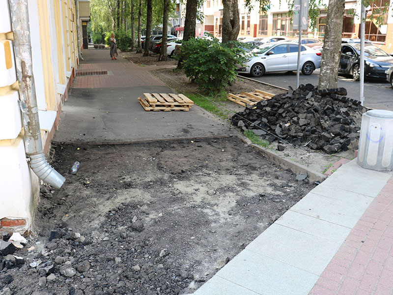 На Октябрьской в Брянске завершают капремонт тротуаров. И готовятся к установке «торшеров»