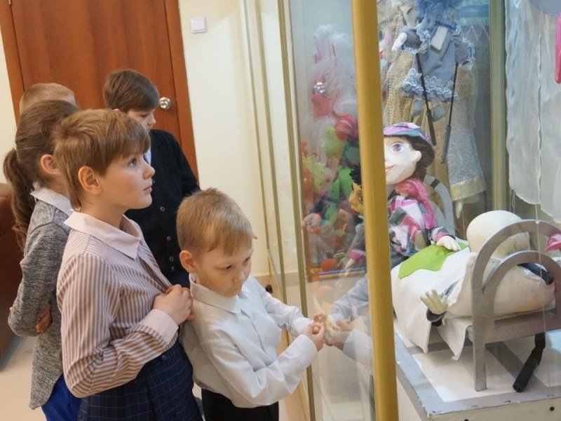 В брянском театре кукол дети получили «Сказку в подарок»