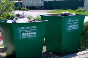 Брянские мусорщики заменяют мусорные контейнеры на нержавые