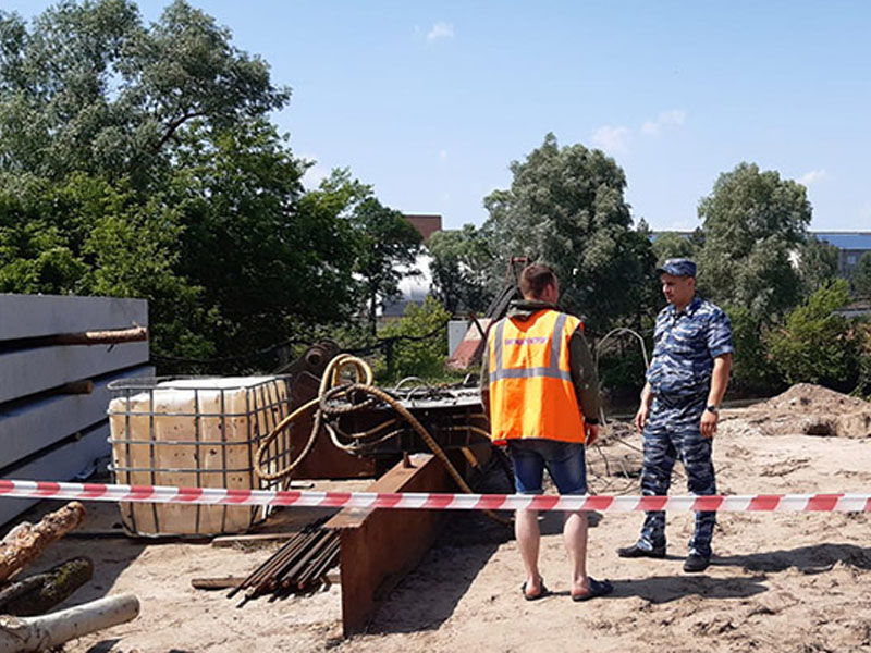 В Брянской области осужденные к принудительным работам строят мост через Ипуть