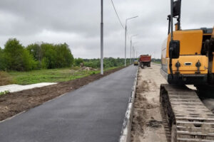 В Брянске со стороны дороги-дамбы к новому мосту через Десну начали укладывать тротуары
