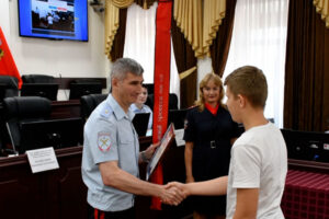 Брянская полиция наградила 14-летнего подростка за помощь в задержании вооружённого грабителя