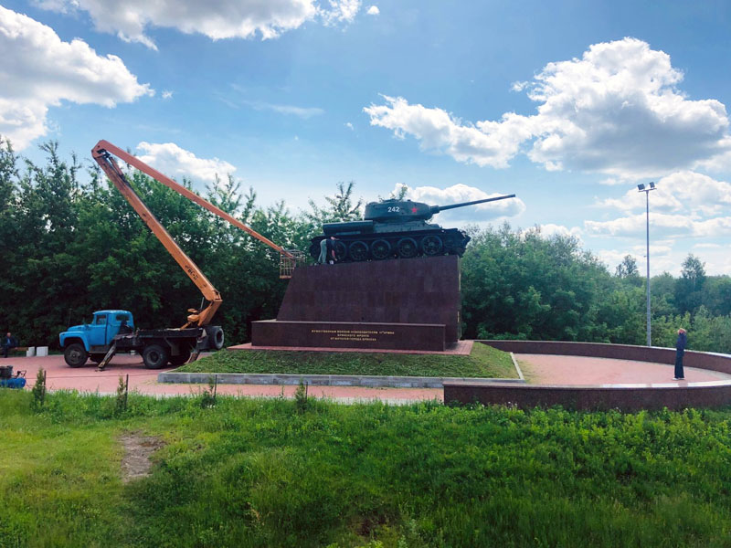 В Брянске в Фокинском районе обновили легендарный Т-34. И водрузили Знамя Победы
