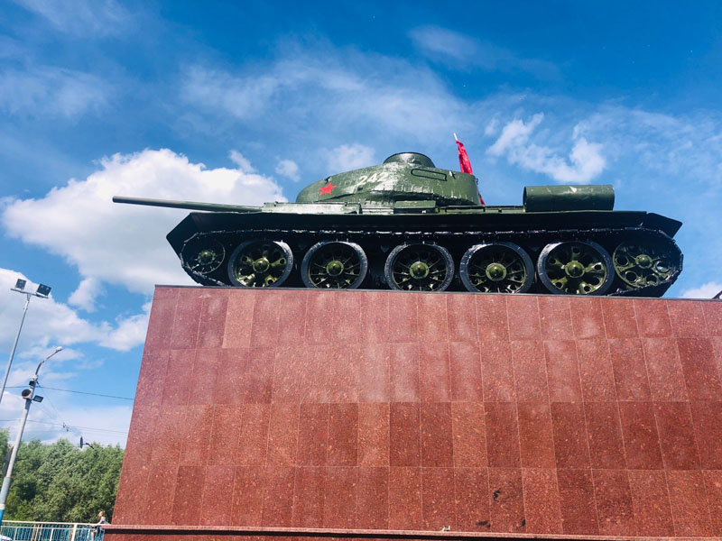 В Брянске в Фокинском районе обновили легендарный Т-34. И водрузили Знамя Победы