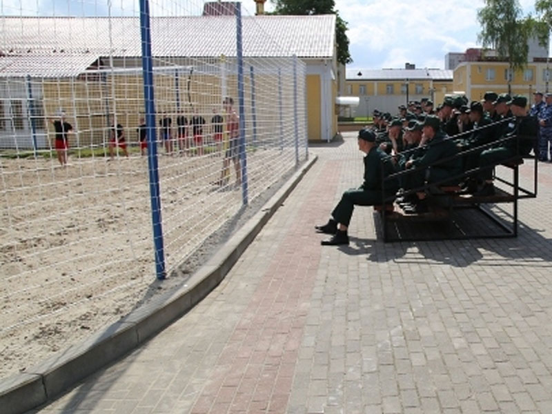 В брянской воспитательной колонии появилась волейбольная площадка. Ко Дню защиты детей