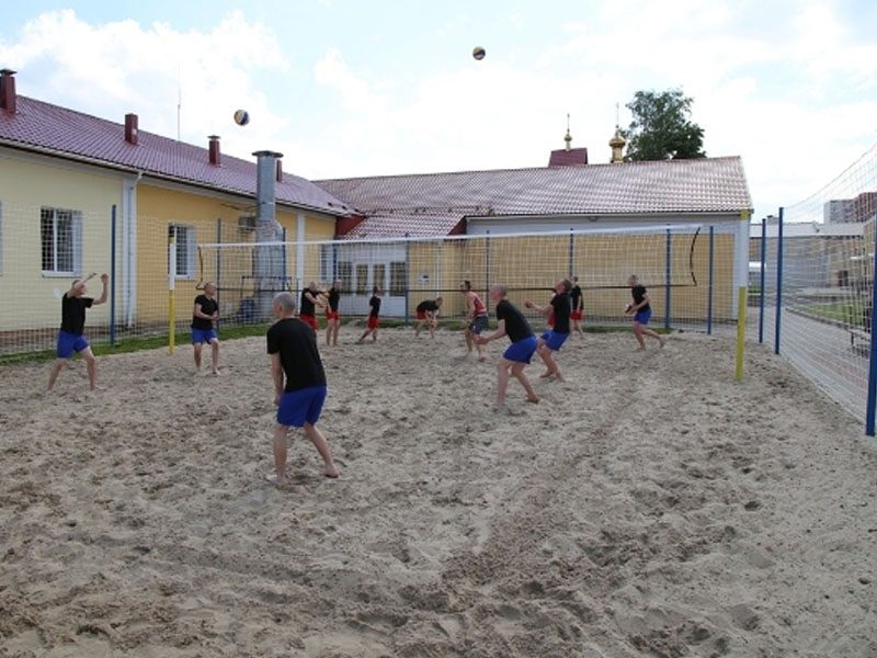 В брянской воспитательной колонии появилась волейбольная площадка. Ко Дню защиты детей