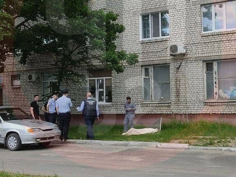 В Брянске из окна малосемейного общежития на Новом Городке выпал и погиб мужчина
