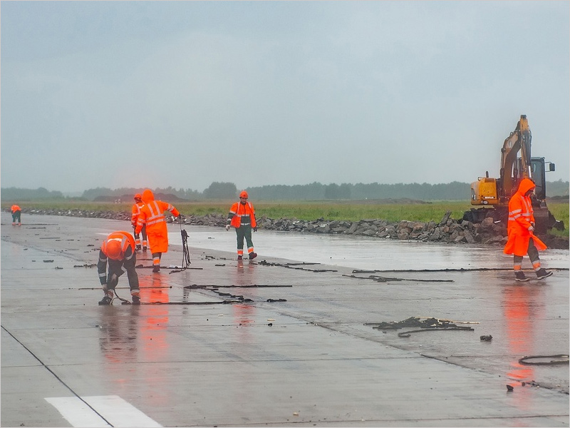 В аэропорту Брянска началась разборка взлётно-посадочной полосы