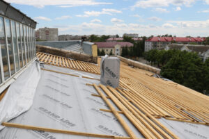 Сложную крышу ДК железнодорожников в Брянске обещают отремонтировать к началу осени
