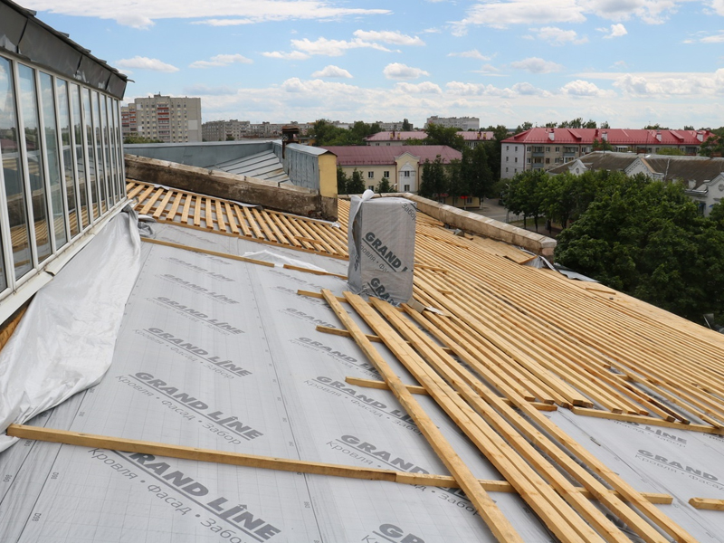 Сложную крышу ДК железнодорожников в Брянске обещают отремонтировать к началу осени