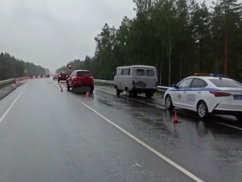 На брянской трассе под Злынкой собрался «паровоз» из трех легковушек, пострадала 58-летняя пассажирка
