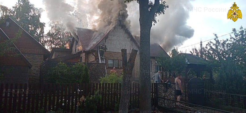 Брянские пожарные полтора часа тушили частный дом в Большом Полпино