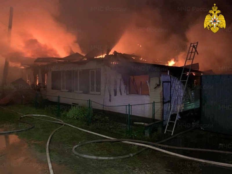 В Суземке пожарные всю ночь тушили горящий дом