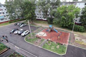 В Брянске сделали «комфортным» двор по Камозина, 34. Закатав в асфальт под парковки