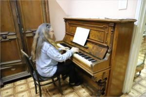 Клинцовский мастер реставрировал и настроил немецкое фортепиано со столетней историей