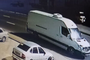 Дорожная полиция в Брянске ищет Mercedes без номеров, наехавший на Volkswagen