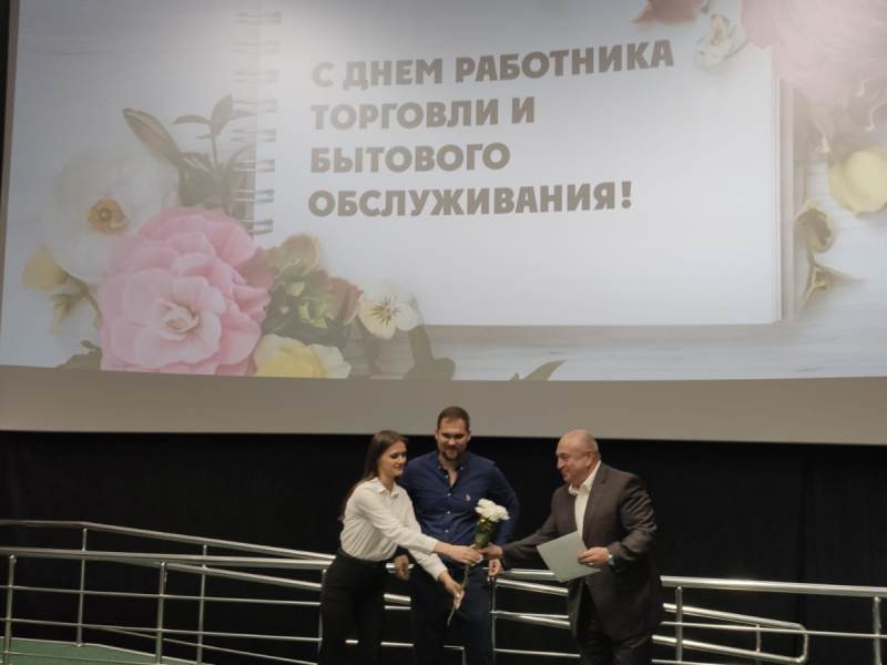 Руководство Бежицкого района наградило работников торговли в честь профессионального праздника