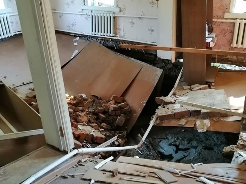 В Новозыбкове карстовый провал готовится проглотить два частных дома