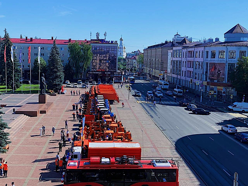 Потому что красный: троллейбус в Брянске презентовали вместе с коммунальной техникой и техникой для водоканала