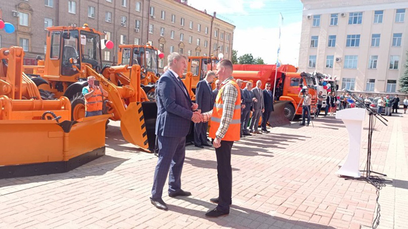 Потому что красный: троллейбус в Брянске презентовали вместе с коммунальной техникой и техникой для водоканала