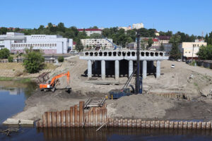 На строительстве Славянского моста в Брянске началось возведение русловых опор