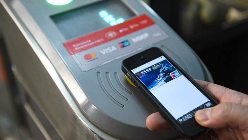 Российские банки вводят оплату картами Union Pay через смартфон