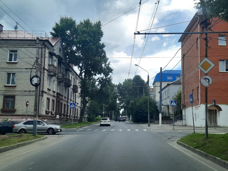 В Брянске на перекрёстке Урицкого и Гражданской молодая женщина попала под авто