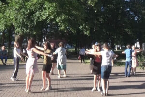 В Брянске в парке у ДК железнодорожников научат танцевать вальс и мазурку