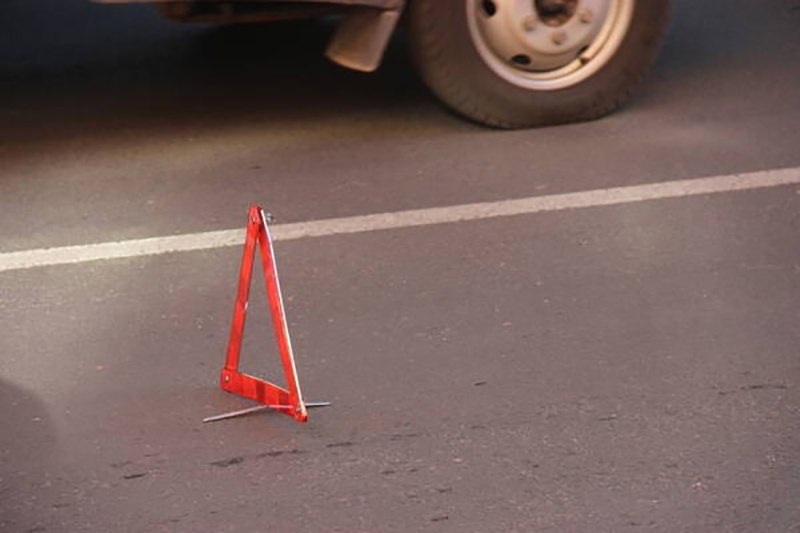 На местной брянской дороге водитель врезался в препятствие. Травмирована его пассажирка