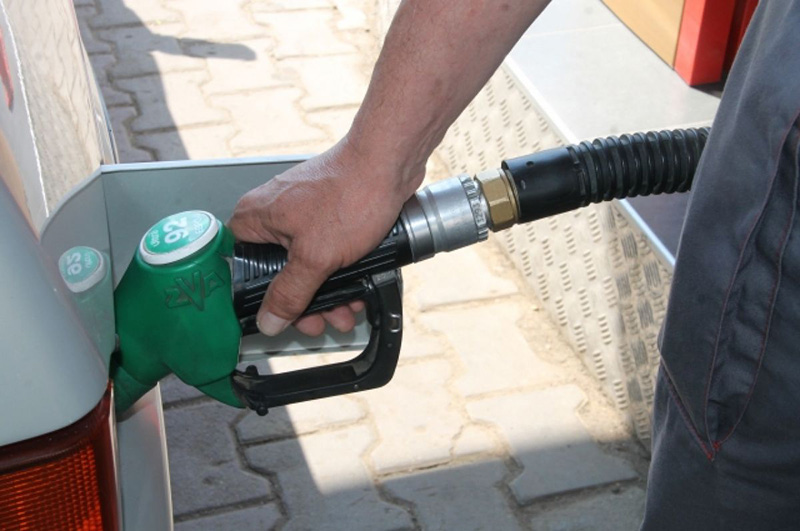 Средняя цена 95-го бензина на россйиских АЗС перевалила отметку в 55 рублей — Росстат