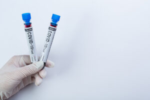 COVID-19 официально приравнен к гриппу и ОРВИ. Но обязательную вакцинацию против коронавируса Минздрав намерен оставить