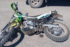 В пригороде Брянска пьяный мотоциклист разбился об Lada Vesta