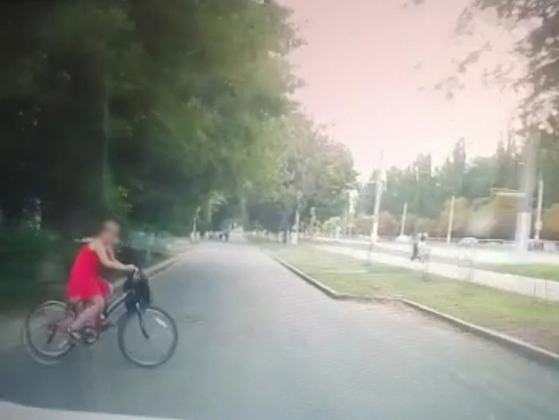 В Брянске женщина-водитель снесла школьницу-велосипедистку