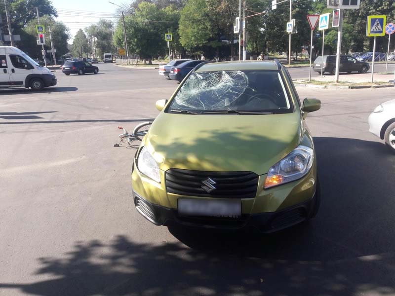 В Брянске на проспекте Московском автолюбительница «аккуратно» сбила велосипедиста