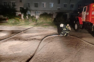 Сельцовские пожарные всю ночь боролись с огнём в подвале многоэтажного дома