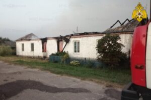 Пожар в новозыбковском селе: две семьи лишились крова, в огне погиб мужчина