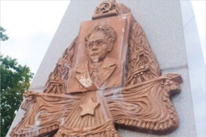 В Брянске разрушается эрзац-памятник на могиле Игната Фокина. Исторический памятник украден при «губернаторской реконструкции»?