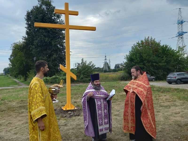 На въезде в Глинищево установили Поклонный крест