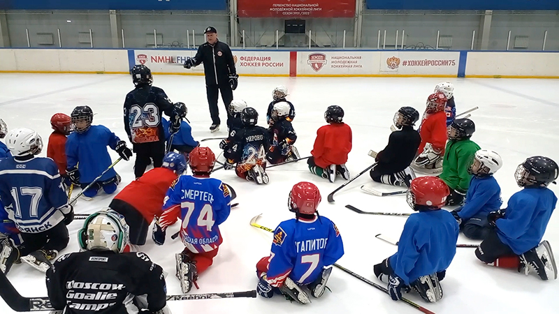 Дети на коньках не стоят, работа по набору не ведётся – замдиректора СК «Брянск» разнёс районные хоккейные секции