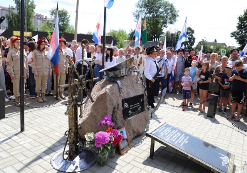 В брянских райцентрах торжественно открыты памятные знаки морякам и десантникам