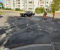 Подрядчик переделывает только что уложенное асфальтовое покрытие на улице в Брянске