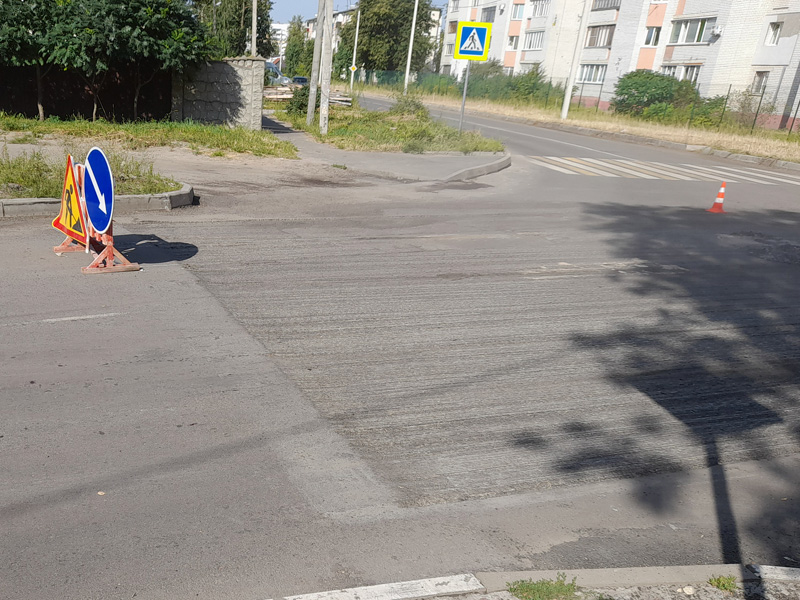 Подрядчик переделывает только что уложенное асфальтовое покрытие на улице в Брянске