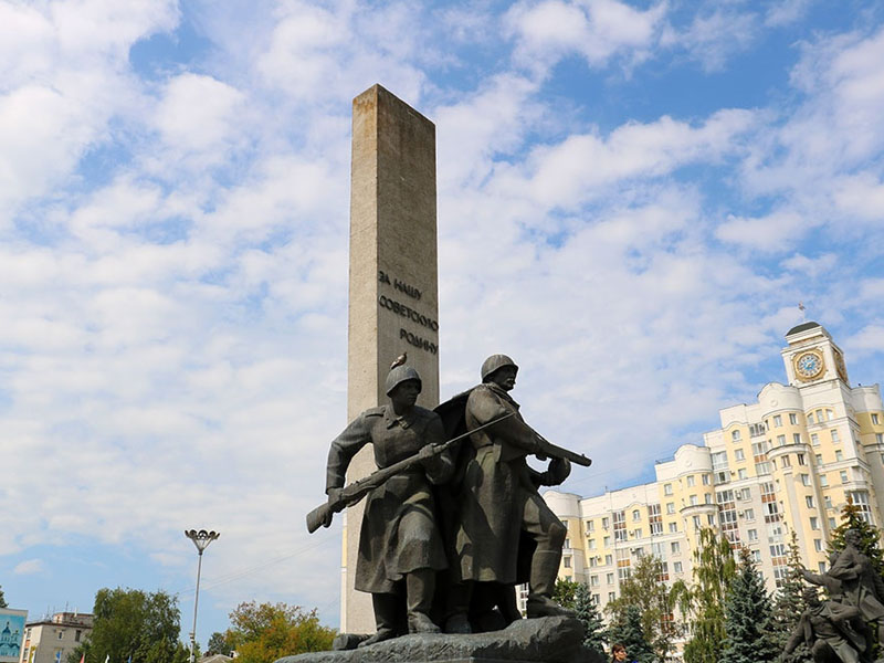 На площади Партизан в Брянске отмоют памятник и сохранят «Георгиевскую ленту» на плитке