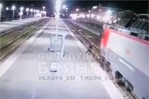 На вокзале Брянск-Орловский мужчина свалился с платформы под поезд
