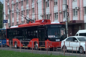 На дорогах Брянска обкатывают первые два красных троллейбуса